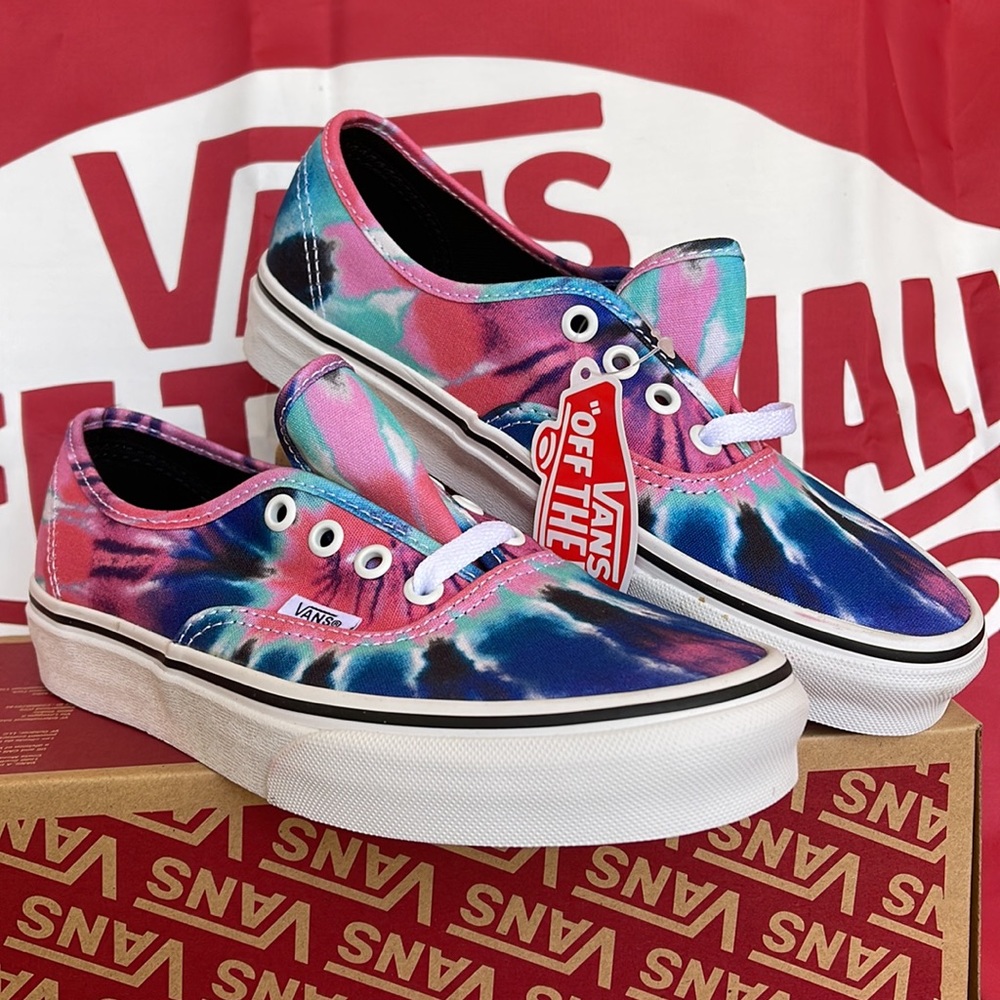 Vans Authentic
(Tie Dye) Multi/True Whit
VNOA38EMVKI
WMNS sneakers